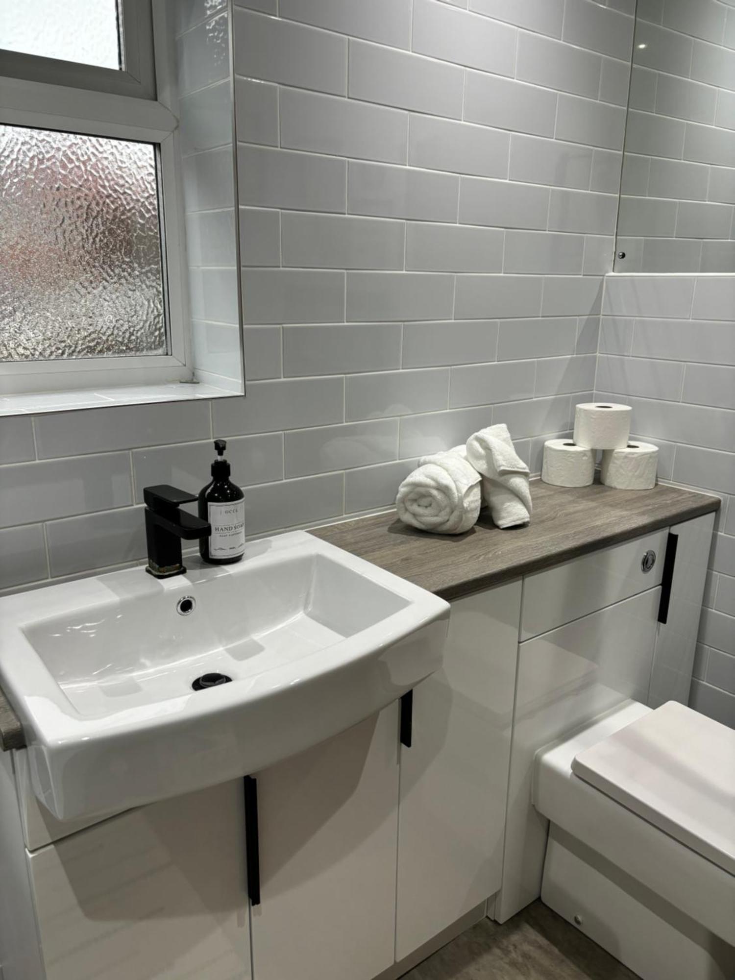 Cozy 3 Bed Home In Halifax With Secure Parking - Long & Short Stays Welcome! Exterior foto